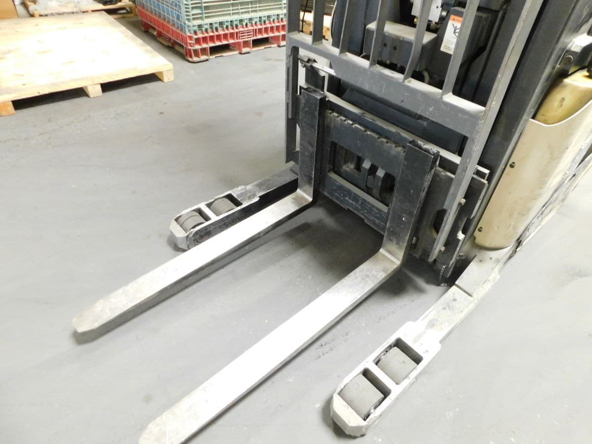 CROWN RR5225-45 REACH ELECTRIC FORKLIFT 36V M6478 3