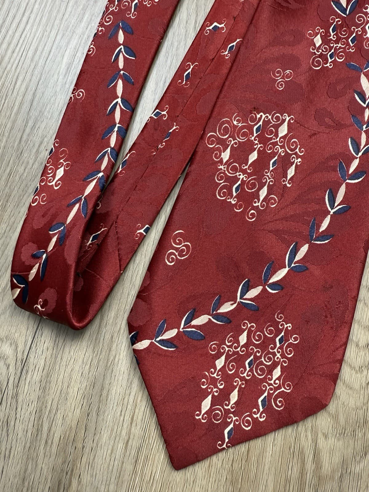 Vintage 1940s Swing Tie Red Silk Jacquard Leaf Vine Scroll Pattern Wide Necktie 2
