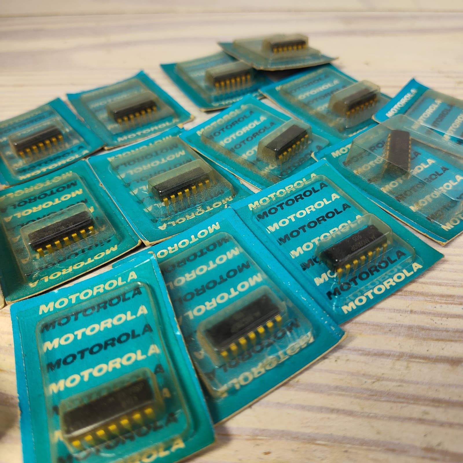 32x Vtg Motorola IC Chip 14 Pin Lot Gold Mc780p MC790 Electronic Repair Radio 6