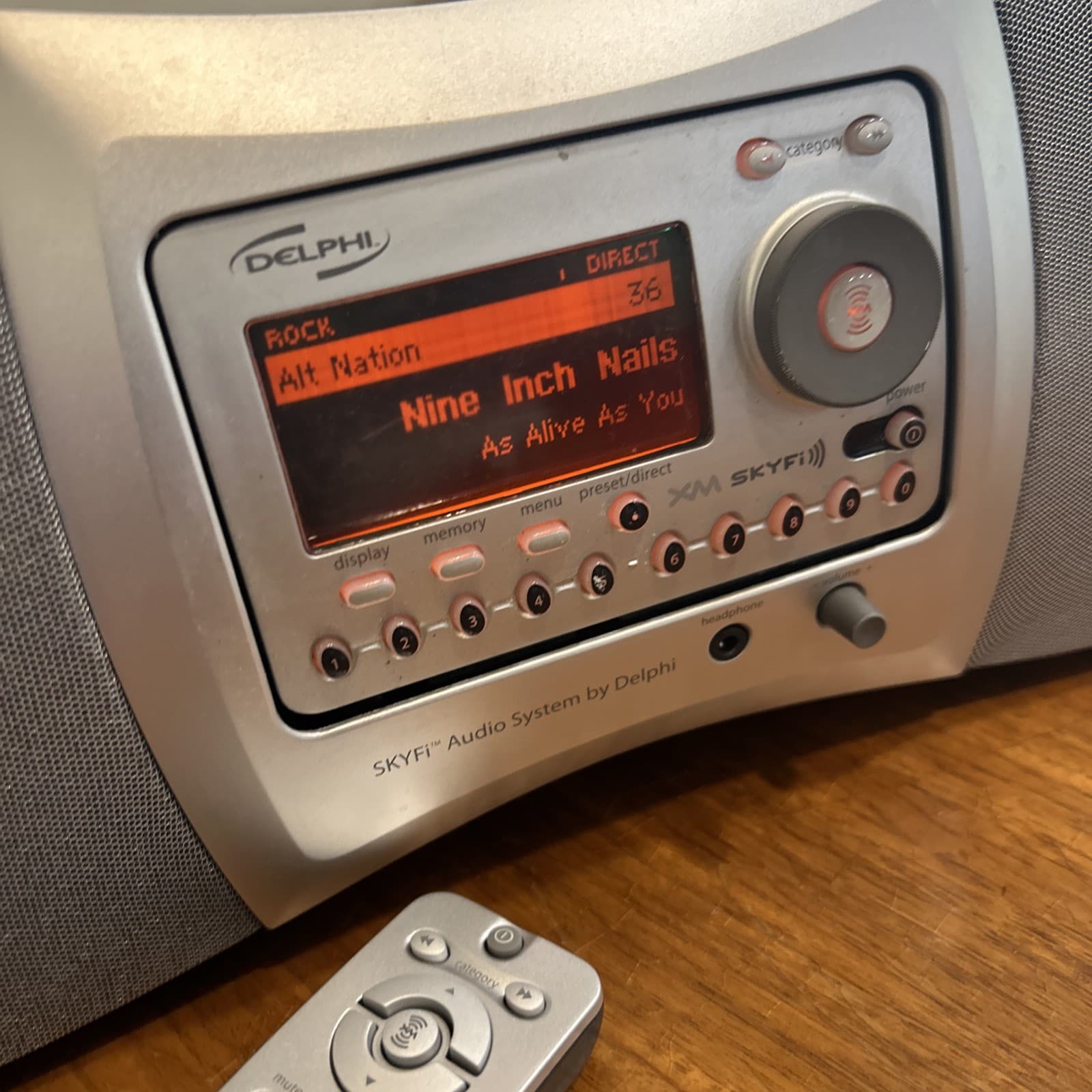 Delphi SkyFi SA10000 Sirius XM Satellite Radio Boombox with Active Lifetime Sub 2