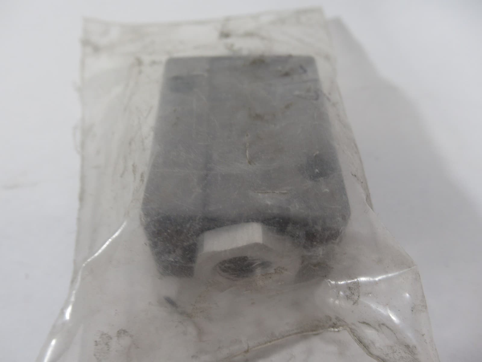 Numatics OA22-1 2 Bolt Mount Shuttle Valve 1/8NPTF 3.9-145 psi ! NWB !