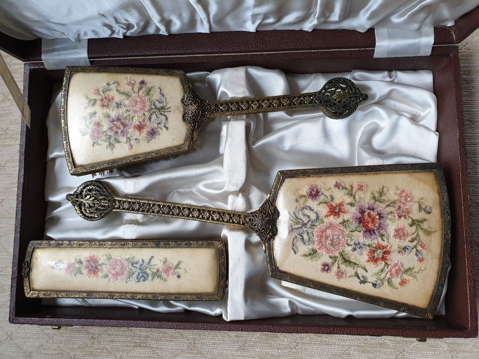 VINTAGE 1940's REGENT OF LONDON PETIT POINT VANITY SET IN ORIGINAL CASE 2