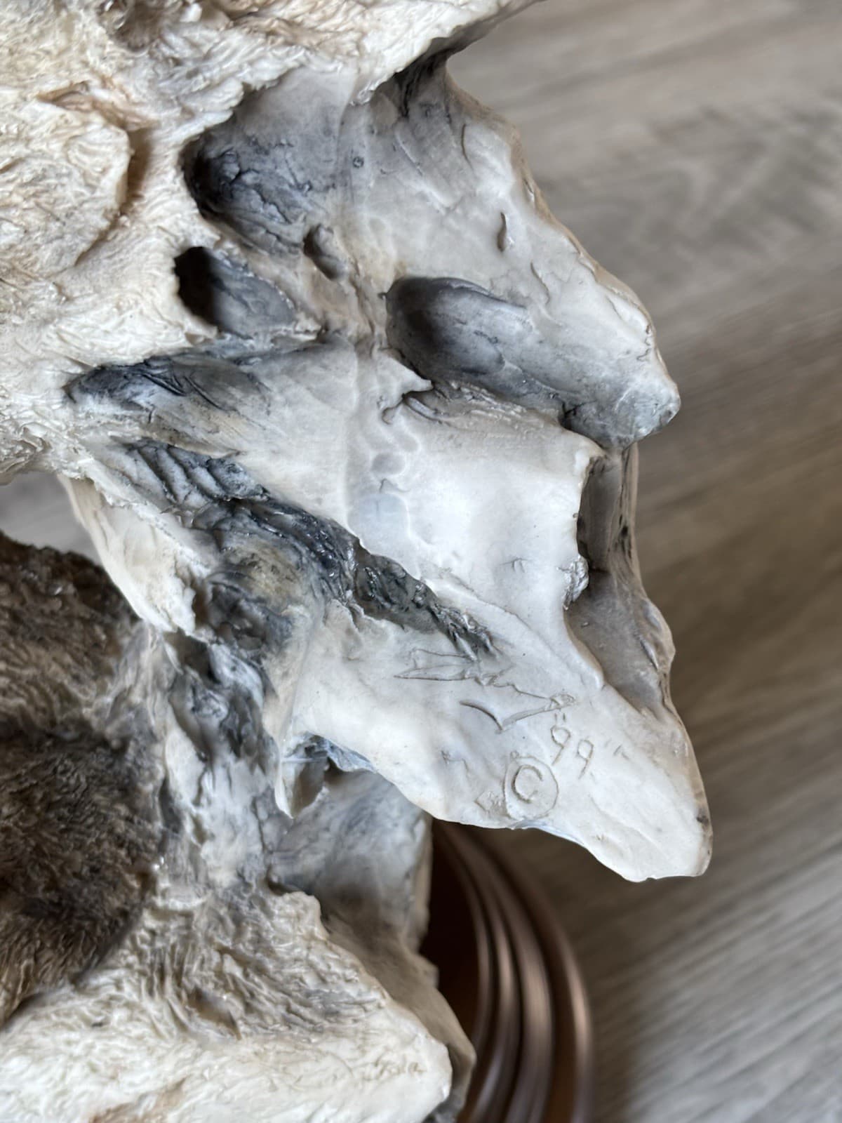 Vintage sculpture of a wolf and two wolf cubs by Mill Creek Studios.1999 4