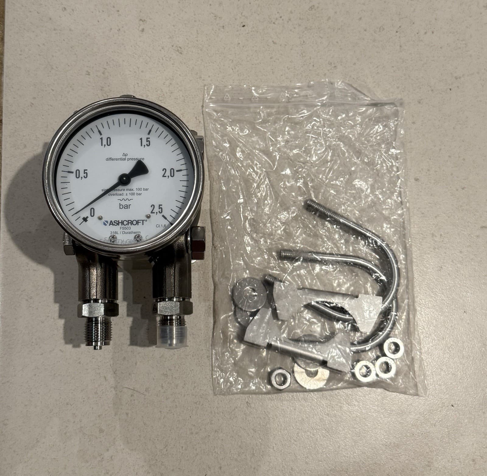 Ashcroft F5503 Differential Pressure Gauge 316SS 0/2.5 bar 100 Bar / 1450 PSI