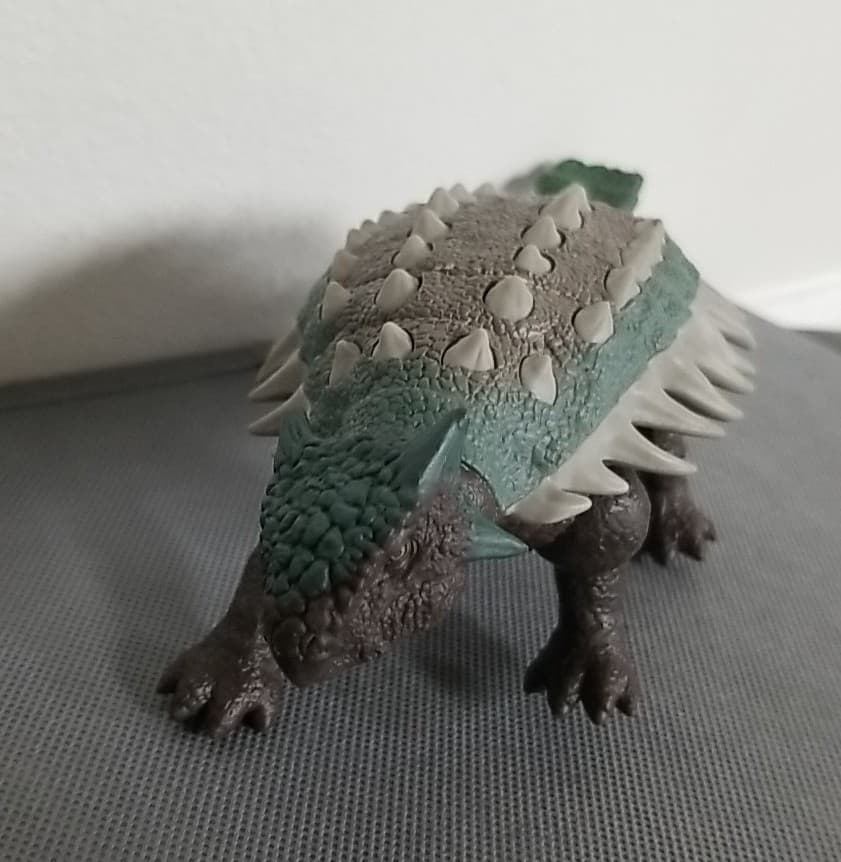 Jurassic World Roarivores Ankylosaurus Figure Dinosaur Roars Tail Moves Mattel  2