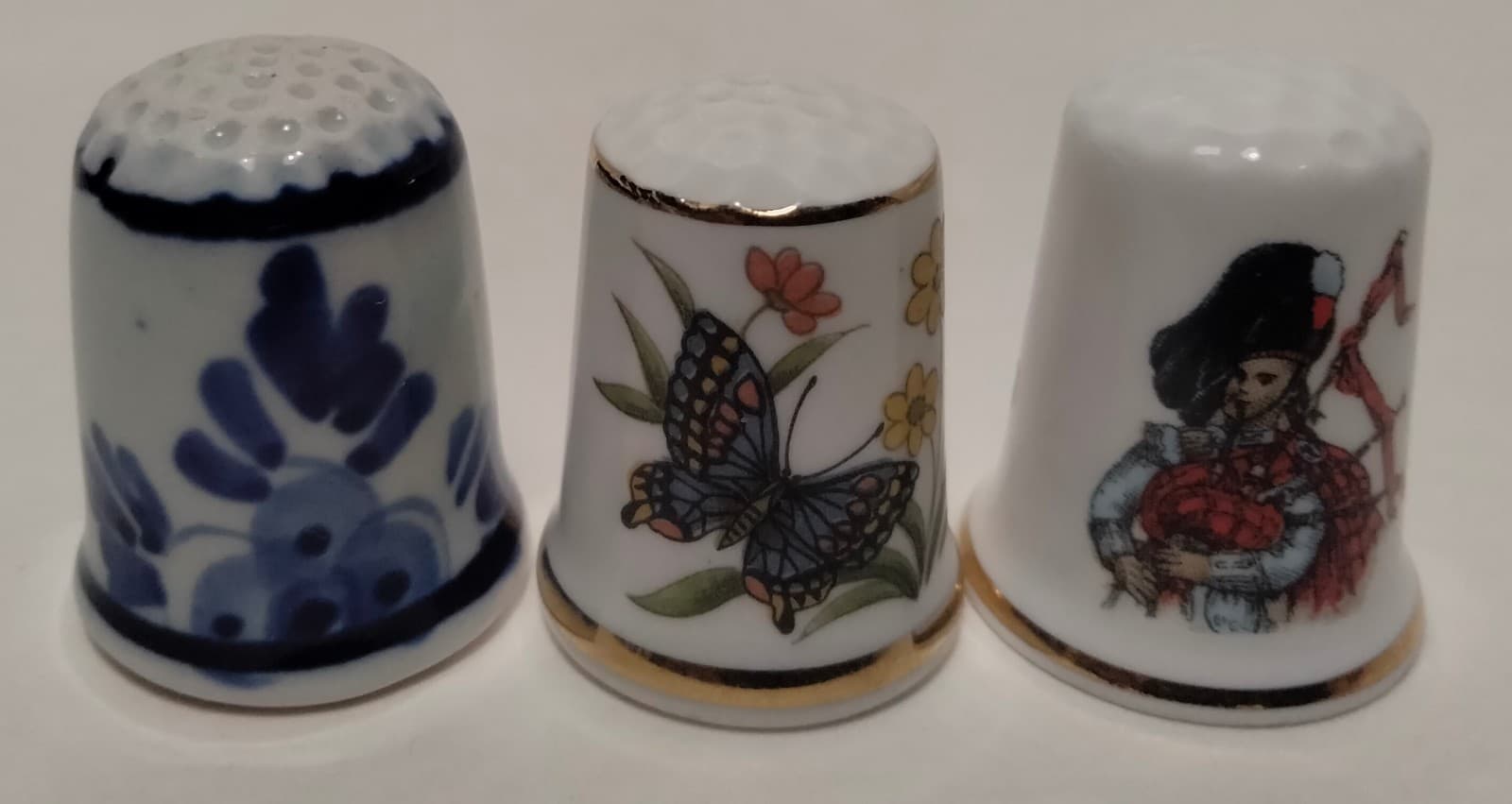 VTG Thimbles Collection Lot & Small Wooden Hanging Display Blue Onion Limoges.. 4