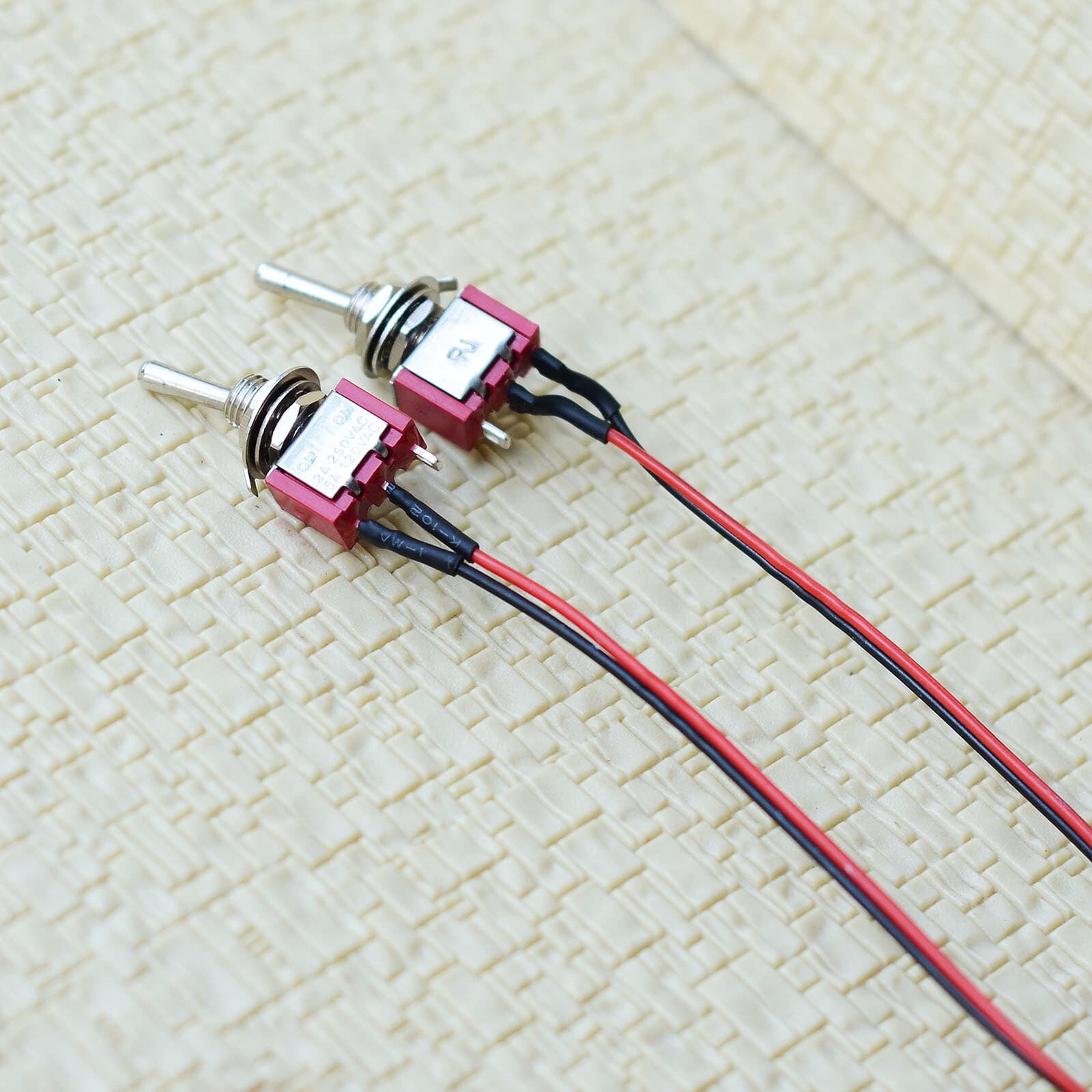 2 x wired toggle switches ON/OFF with 1 meter wire and connector power control 2