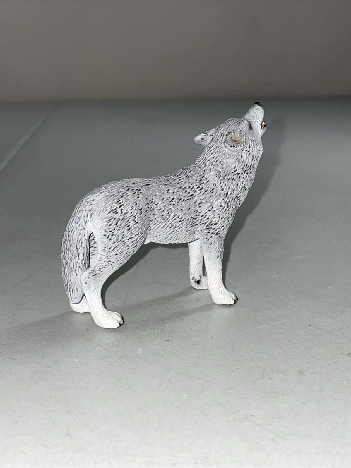 Schleich 2009 Gray Howling Wolf 3" Figure 3