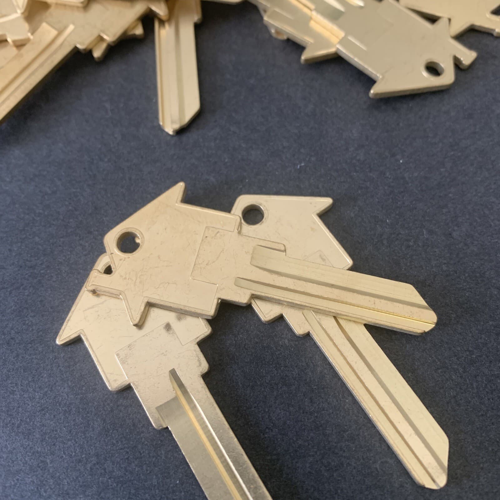 APARTMENT-HOME House Shaped Key Blanks 100-KW-11-6 PIN KWIKSET BRASS RE AGENTS 6