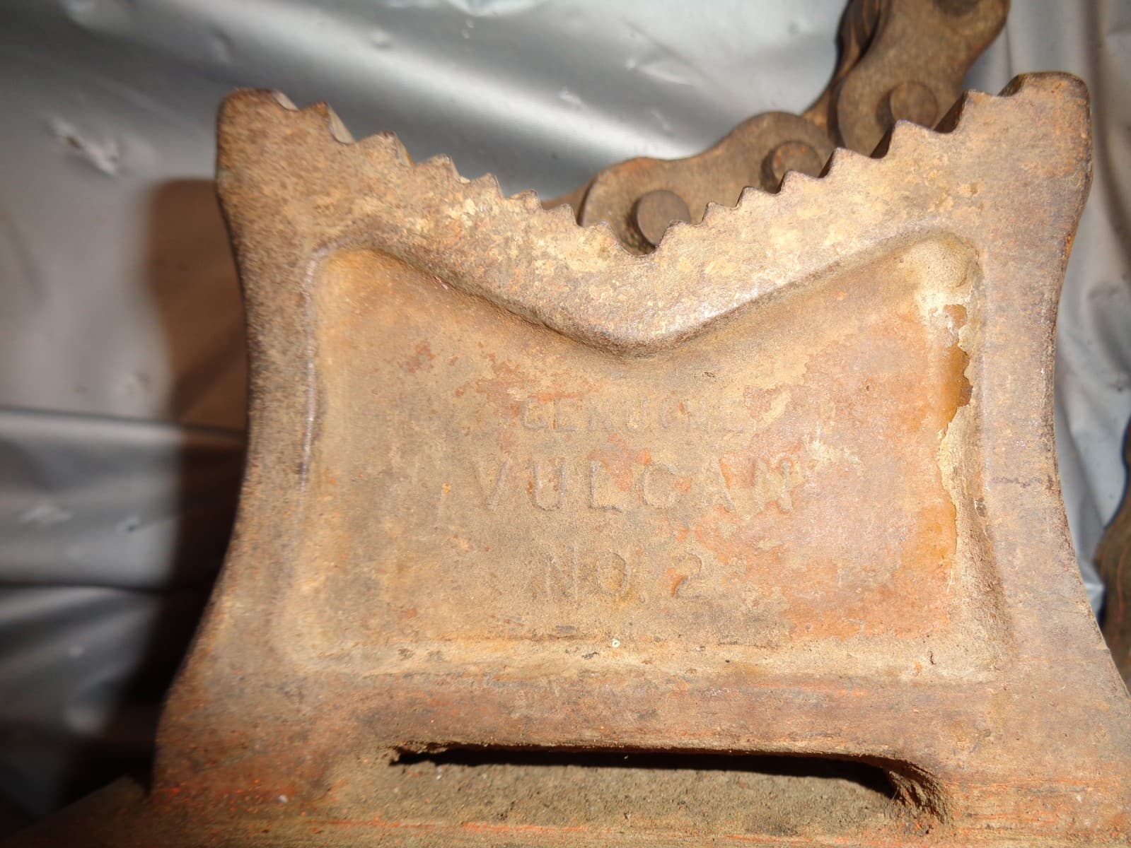 VULCAN No. 2 Bench Mount Chain Pipe Vise - ¼" to 4" Pipe Capacity 3