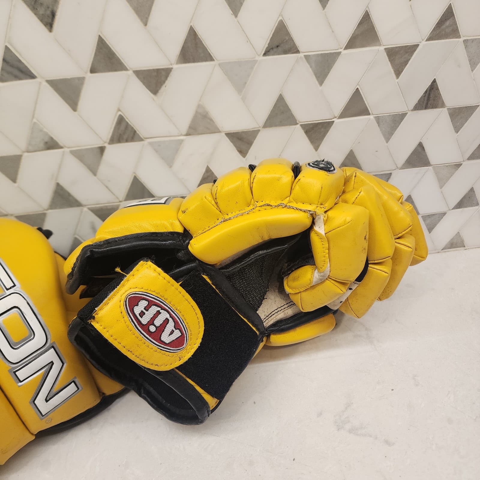 Vintage Easton Synergy Ergo Air Hockey Gloves 14"-36cm Seniors Glove Yellow 5