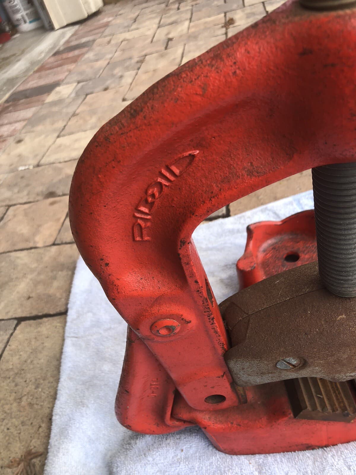 RIDGID NO. 26 YOKE  PIPE VISE 1/8-5" CAPACITY IN VERY GOOD CONDITION. 3