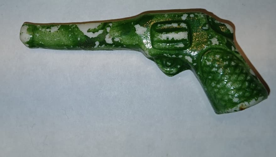 Cracker Jack Lot 472 - Green Gun Smoking Pipe 3"