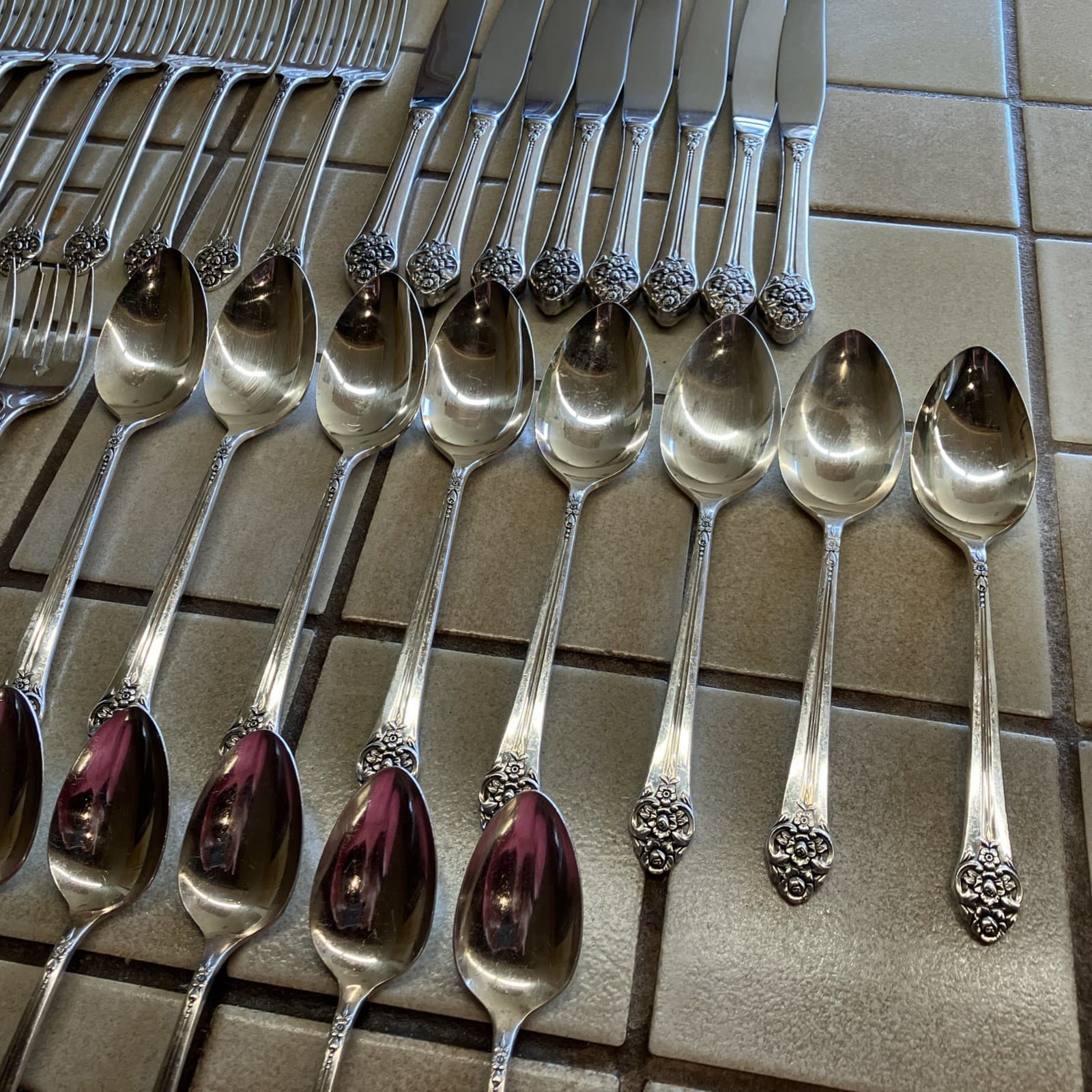 1881 ROGERS ONEIDA PLANTATION  42 PC SET SILVERPLATED FLATWARE SVC/8 5