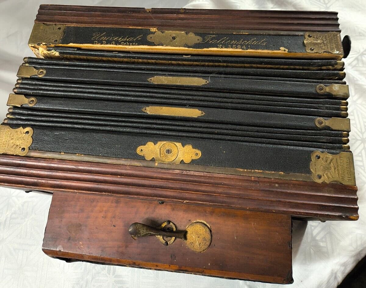 Antique UNIVERSAL ACCORDIAN - German "THE PITZSCHLER"  NO 35941  D.R.G. SCHUTZ 2