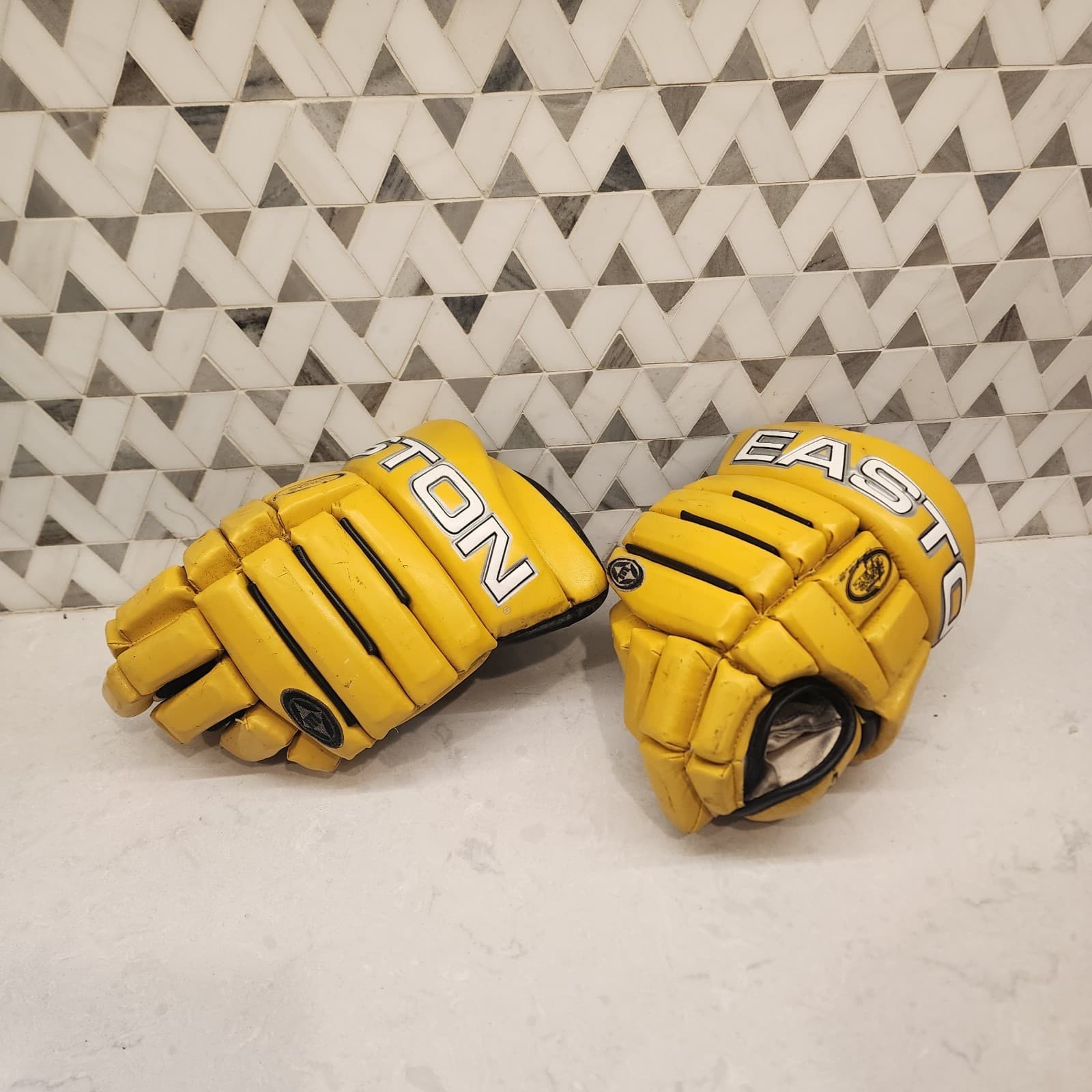 Vintage Easton Synergy Ergo Air Hockey Gloves 14"-36cm Seniors Glove Yellow