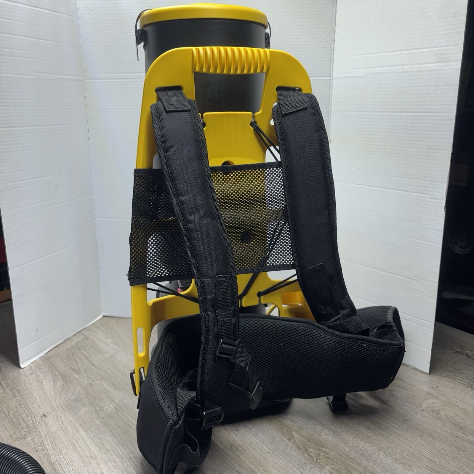 Rubbermaid BP10Q Commercial Backpack Vacuum With Attachments Tested And Working 6