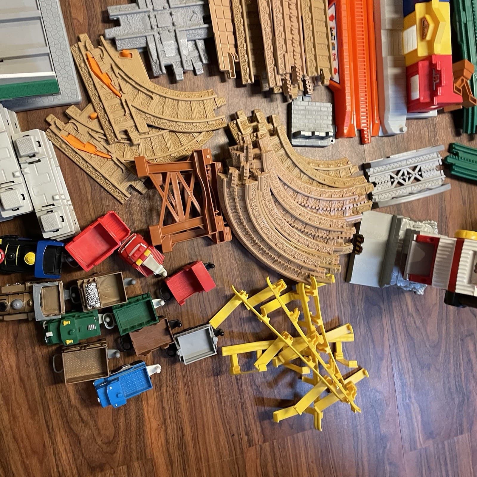 Fisher-Price GeoTrax Large Lot Train Set Cars Buildings Tracks Accessories 6