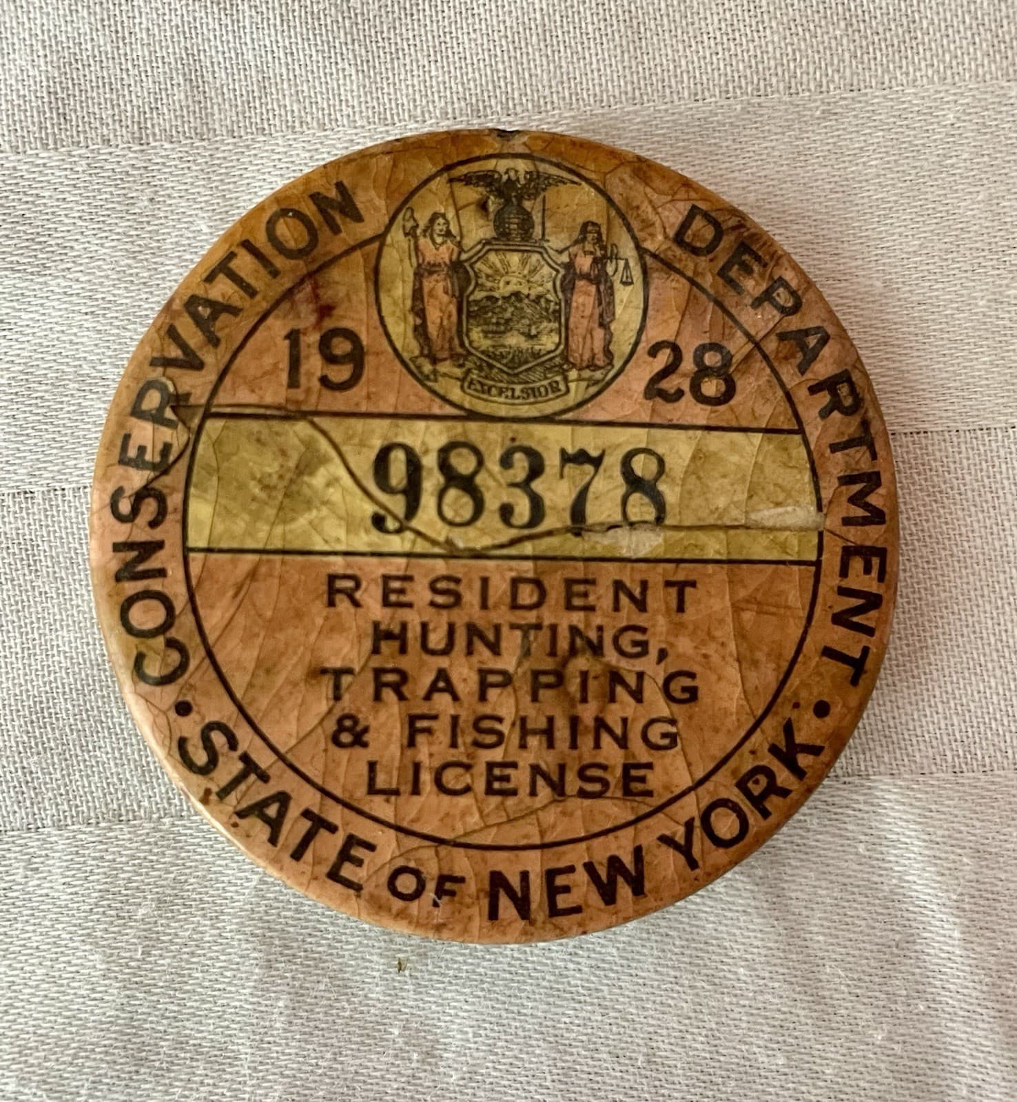 1928 NEW YORK RESIDENT HUNTING FISHING TRAPPING LICENSE PERMIT BUTTON PIN BADGE