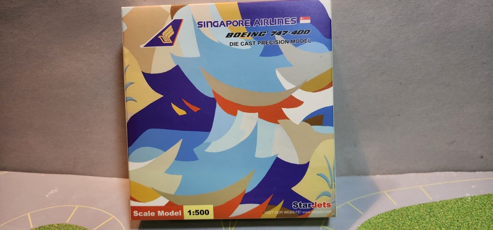 SJSIA037B SINGAPORE "TROPICAL SCHEME" 747-400 (9V-SPL) 1:500 SCALE DIECAST MODEL 6