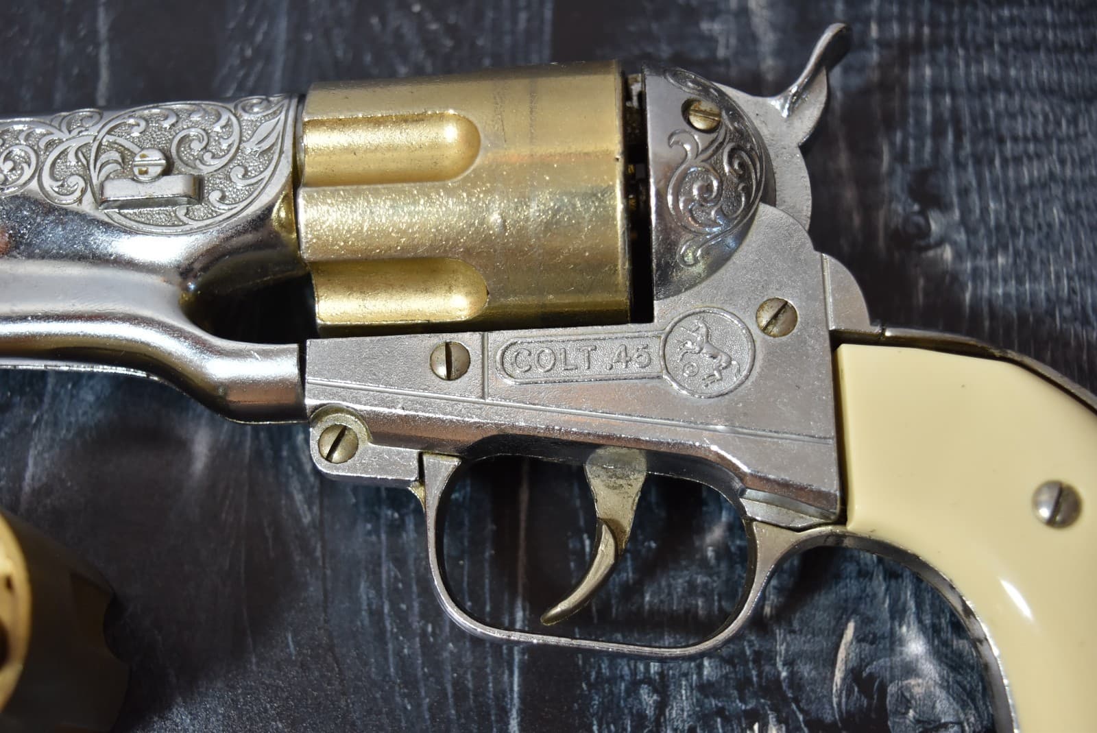 Vintage Hubley Colt 45 Diecast TOY Cap Pistol Revolver and 5 Cartridges 4