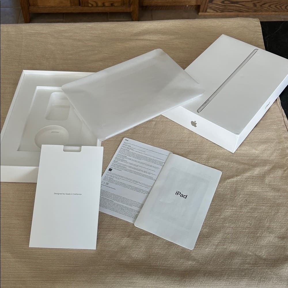 Apple iPad 9th Generation 64GB Silver used EMPTY BOX ONLY use for gift 5