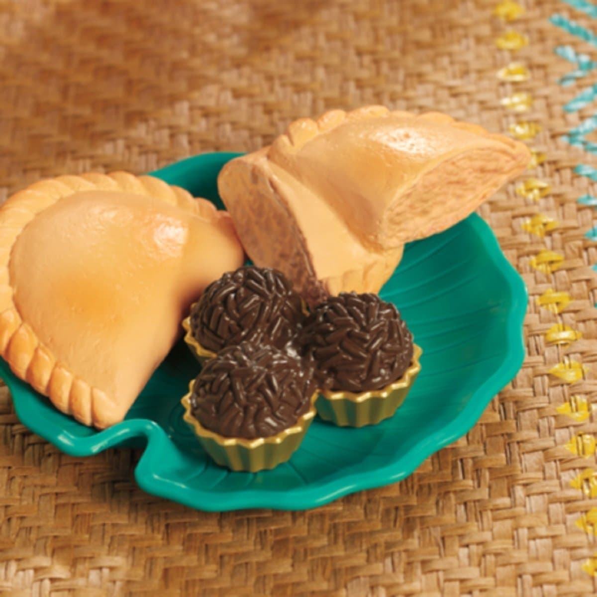 American Girl Lea's Beach Picnic Set Blanket Play Pretend Food for 18" Dolls 3