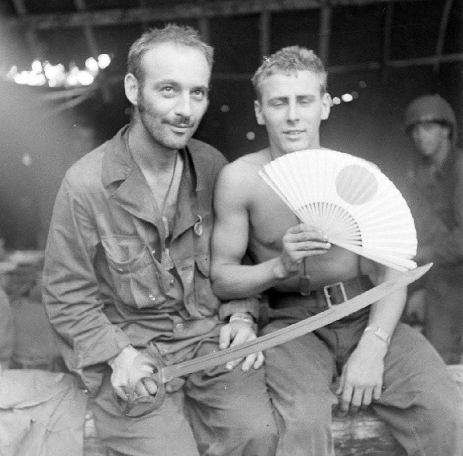 WW2 Photo WWII Australian Soldier Trophys New Guinea ANZAC  World War Two / 1435