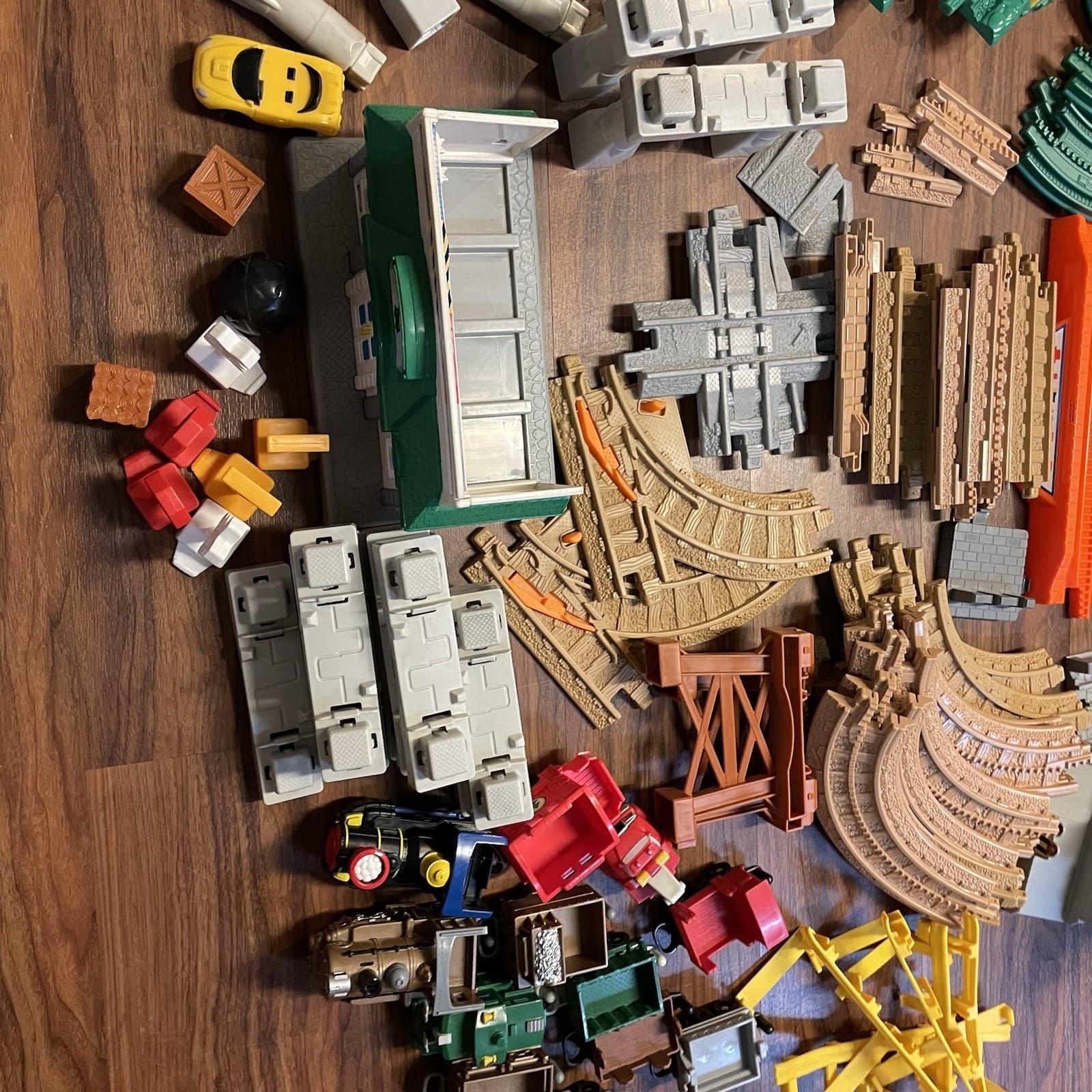 Fisher-Price GeoTrax Large Lot Train Set Cars Buildings Tracks Accessories 4