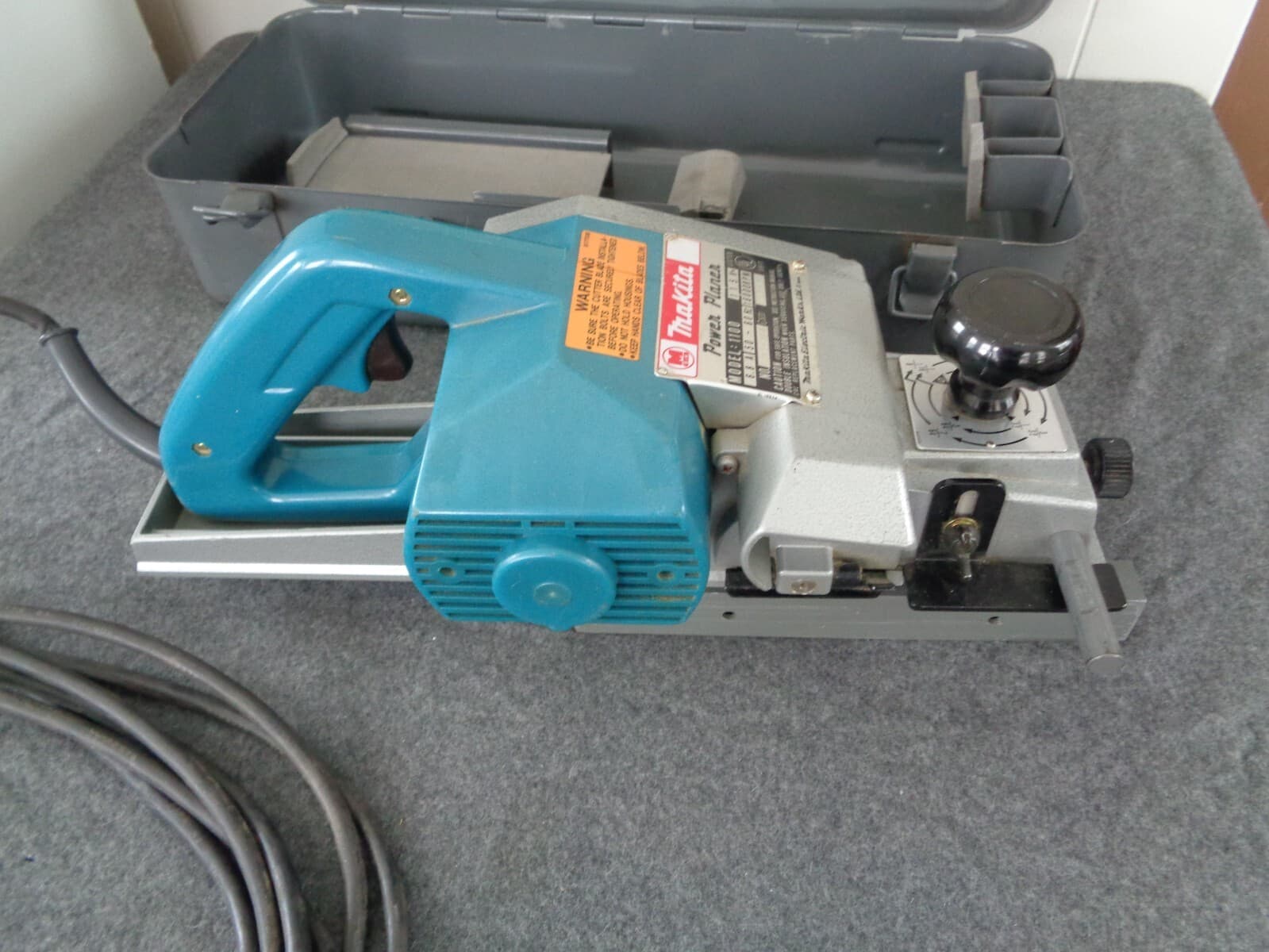 Makita Power Planer Model 1100 w/ Metal Box & Accessories - Japan 3