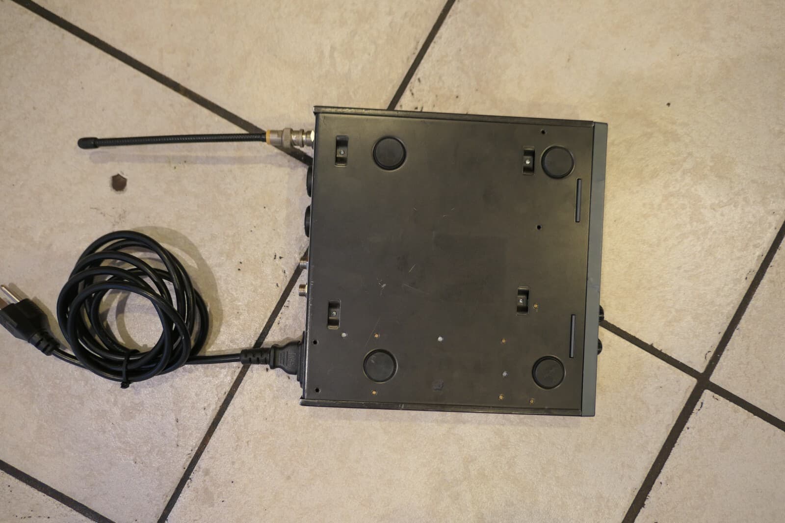 Carvin EM900 Wireless In-Ear Monitor UHF Transmitter - 638-662 MHz 5