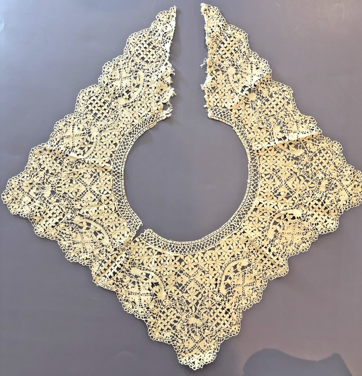 ANTIQUE HUGE LACE COLLAR - FRONT & BACK, INTRICATE PATTERN, 19" ACROSS