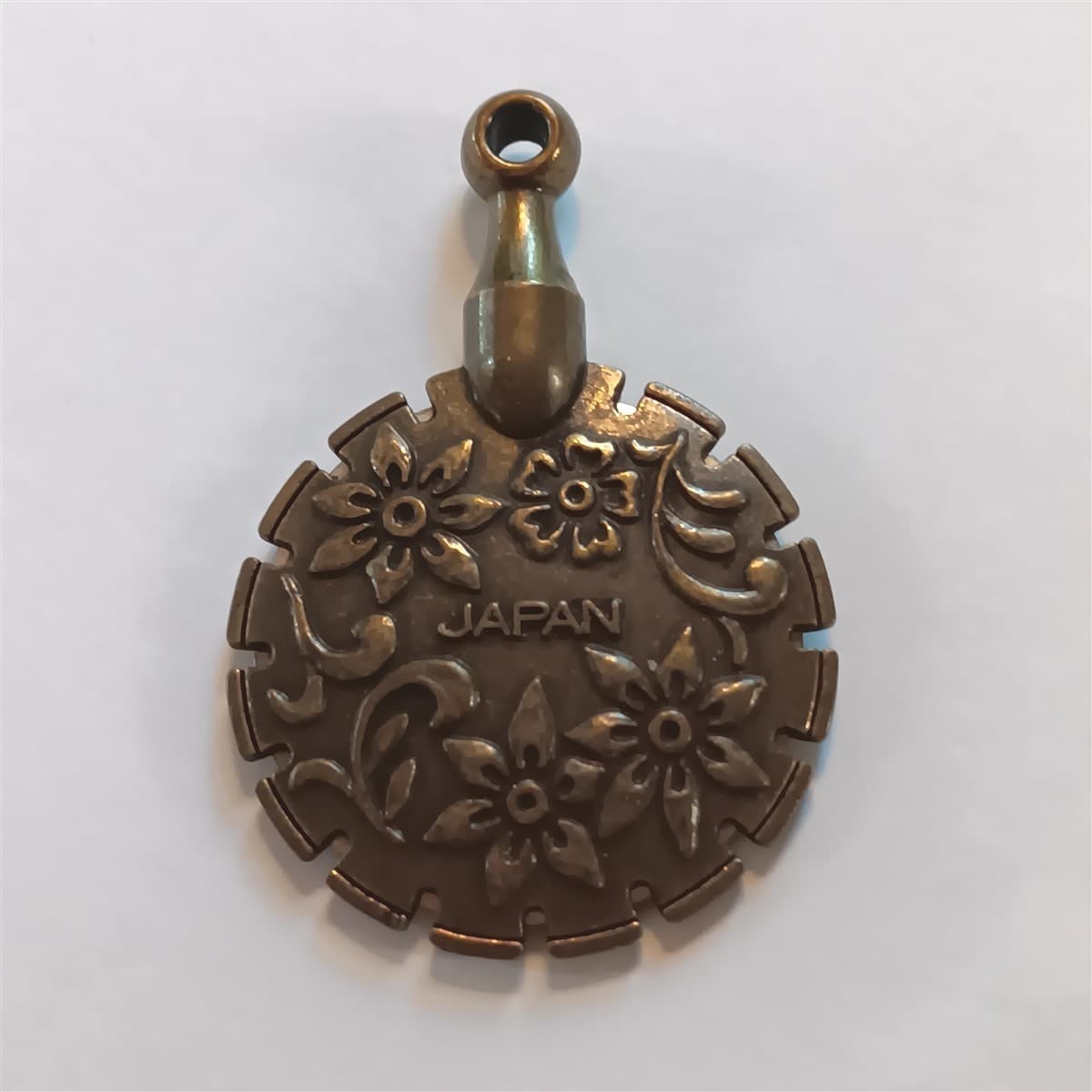 Clover Thread Cutter Pendant Antique Gold  3