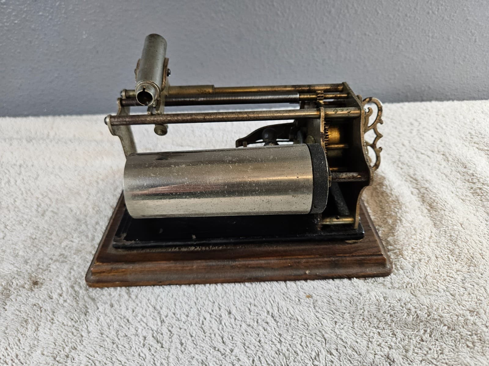 Columbia Graphophone working mechanism and key. Watch It Work! 3