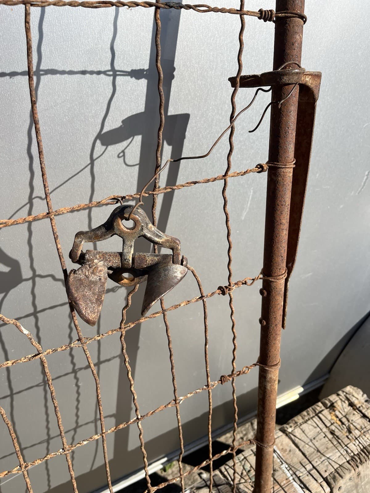 antique 3’ by 49” metal garden gate with latch with kinky loop top wire 5