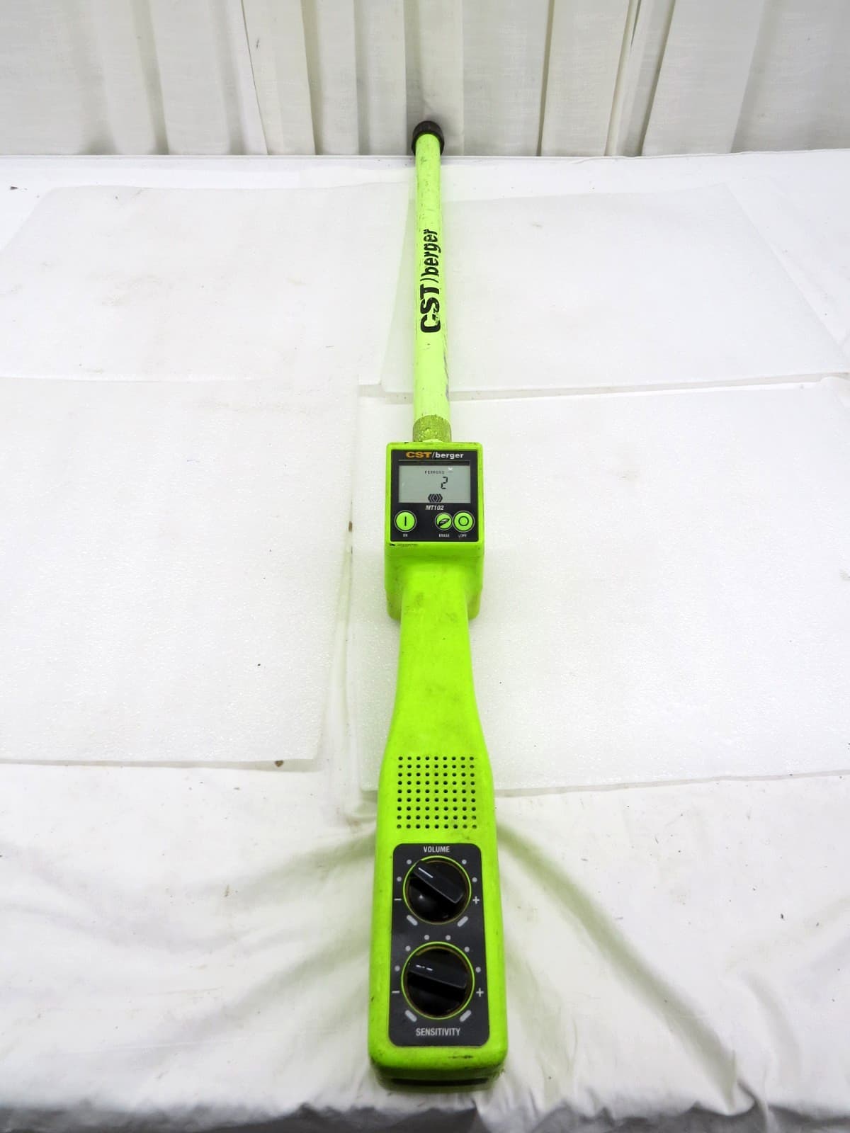 CST/Berger Magna Trak MT102 Magnetic Locator W/LCD Screen 2