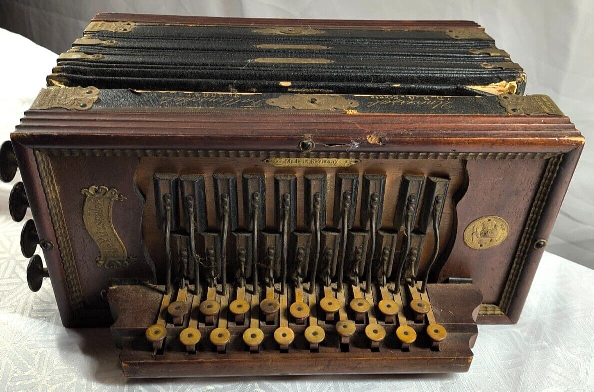 Antique UNIVERSAL ACCORDIAN - German "THE PITZSCHLER"  NO 35941  D.R.G. SCHUTZ 3