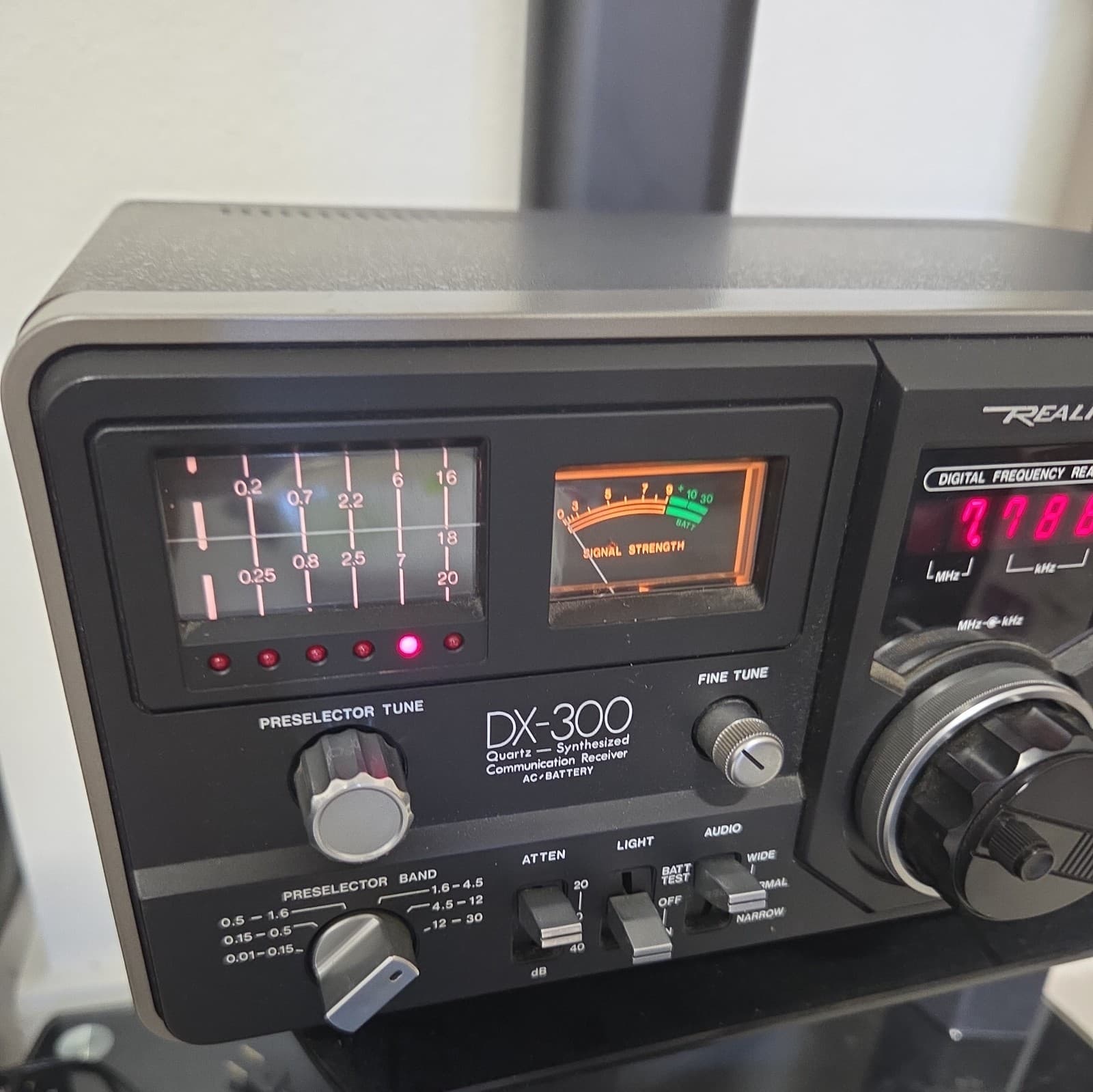 Realistic DX-300 Quartz Synthesized Communication Base Station Receiver 2