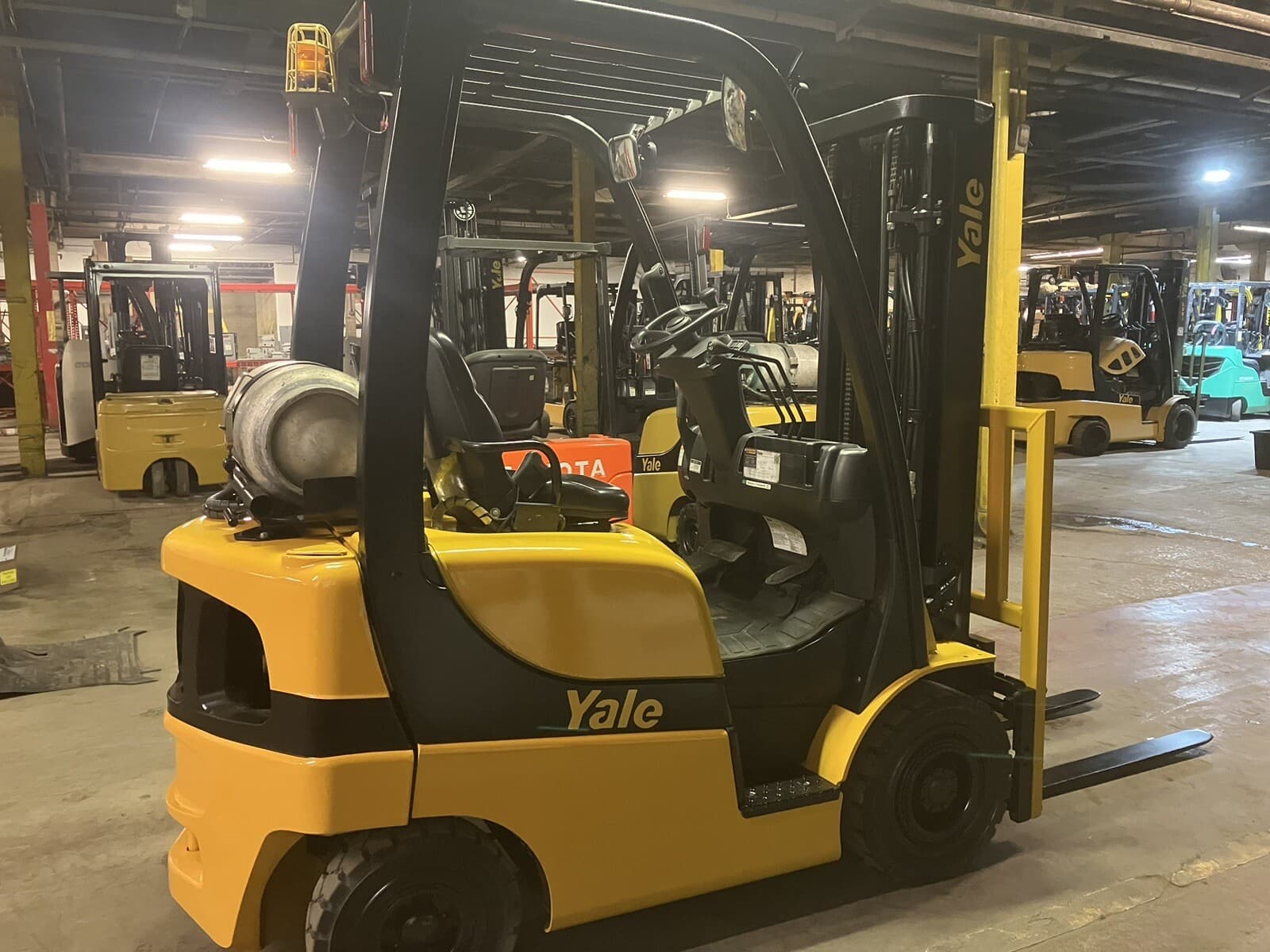 2019 Yale 3000 LB Solid Pnuematic Forklift With Side Shift and Triple Mast 2
