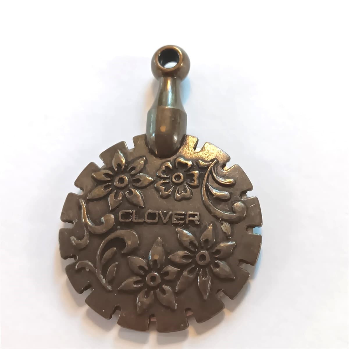 Clover Thread Cutter Pendant Antique Gold 