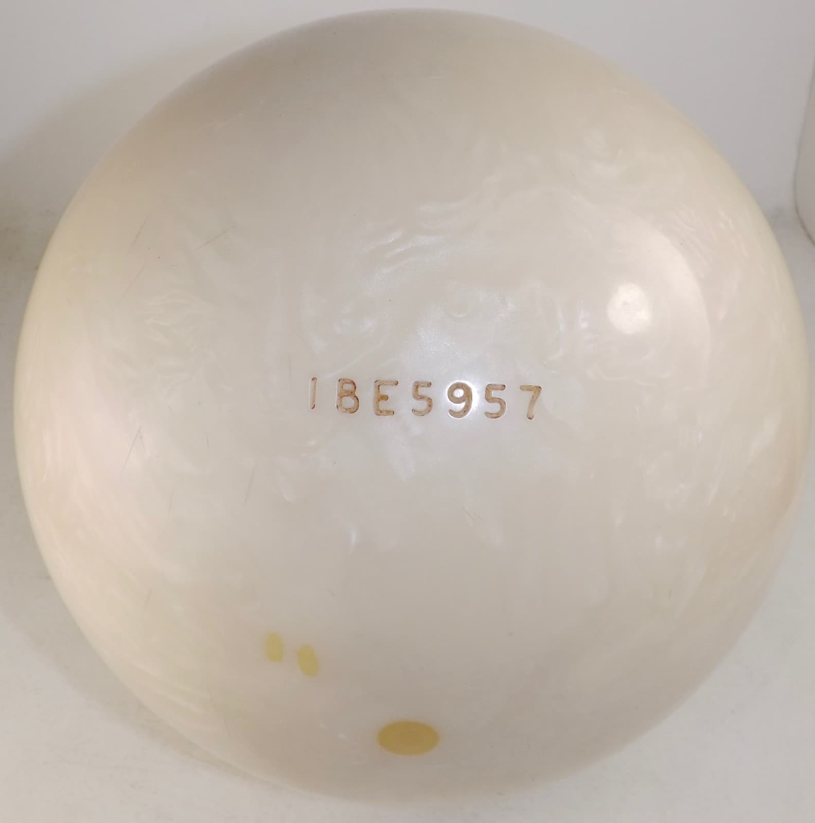 Vtg Ladies Brunswick Galaxie 300 White Pearl Bowling Ball IBE5957, 8 lbs 3.9oz 4