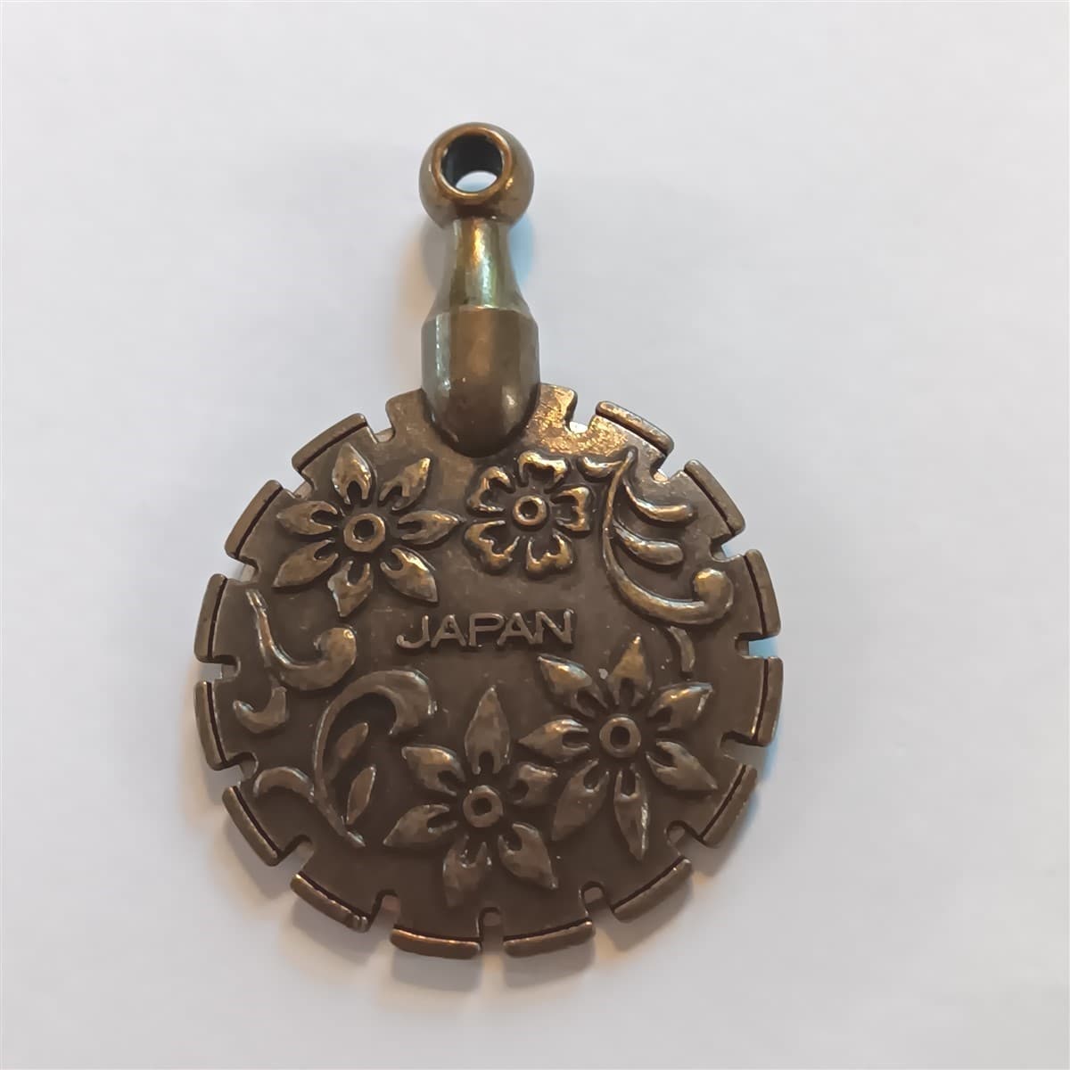 Clover Thread Cutter Pendant Antique Gold  2