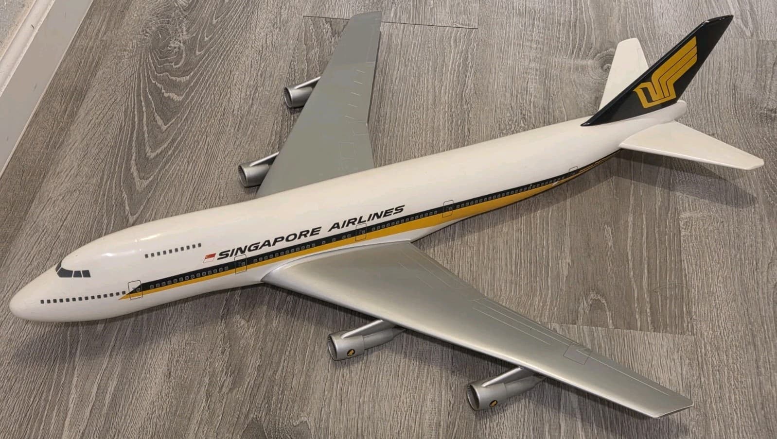 Singapore Airlines Boeing 747-200B Super B 1/100 Scale Aircraft Model 9V-SQL