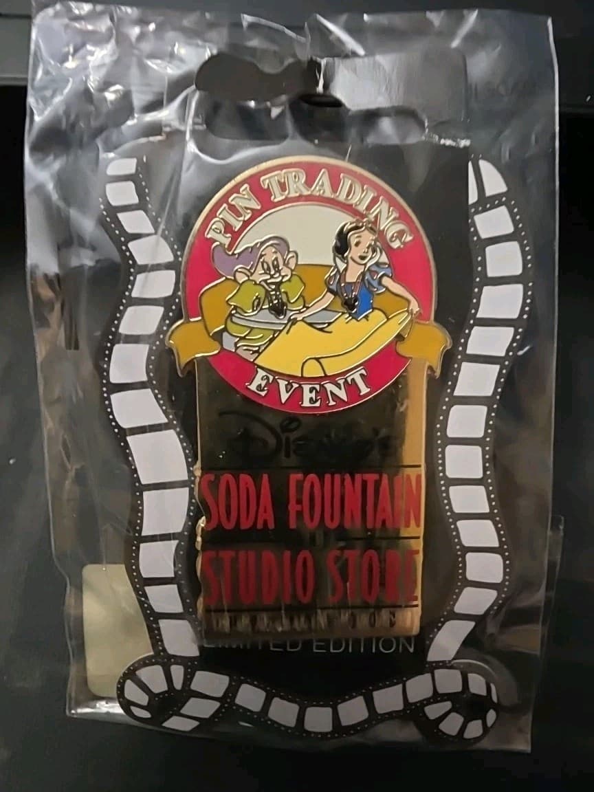 DISNEY DSF NIGHTMARE BEFORE CHRISTMAS PIN EVENT SNOW WHITE AND DOPEY PIN LE 300