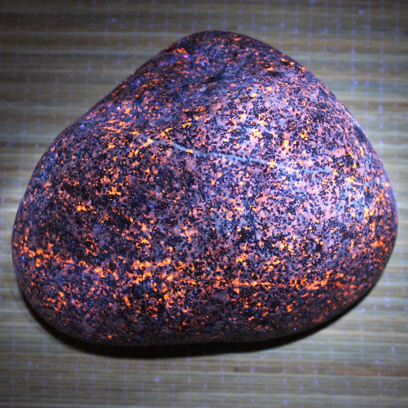 HUGE 3LB Yooperlite Rock from Lake Superior Fluorescent Sodalite Glow Stone L1 3