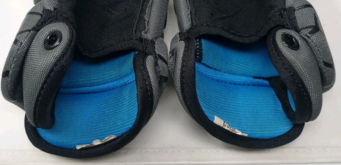 Nike Gray/Black Hockey Gloves  Kids Youth Size READ DESCRIPTION  4