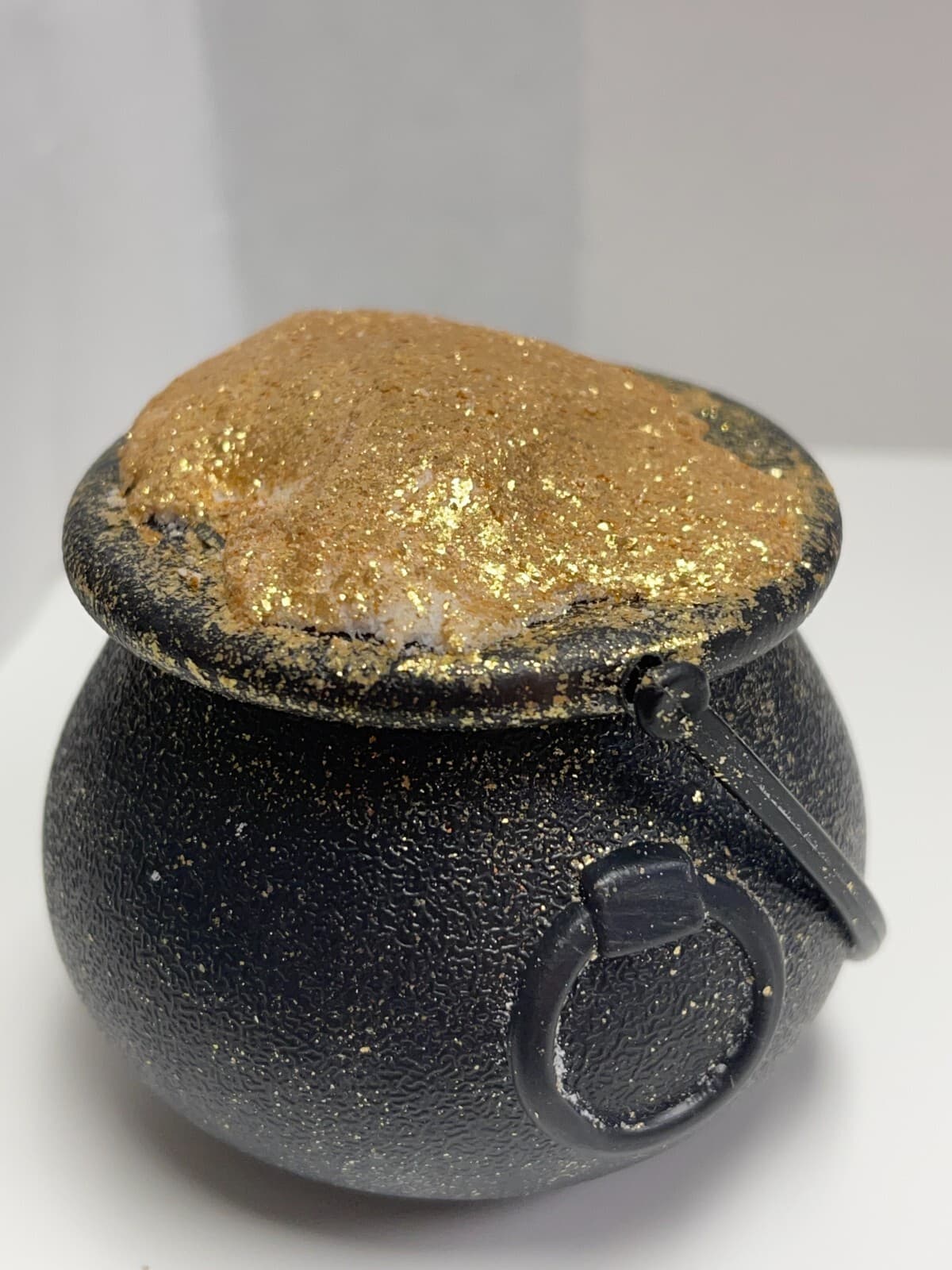 Halloween CASH Bath Cauldron GOLD WHITE With Real Money Inside Fizzy and Bubble  2