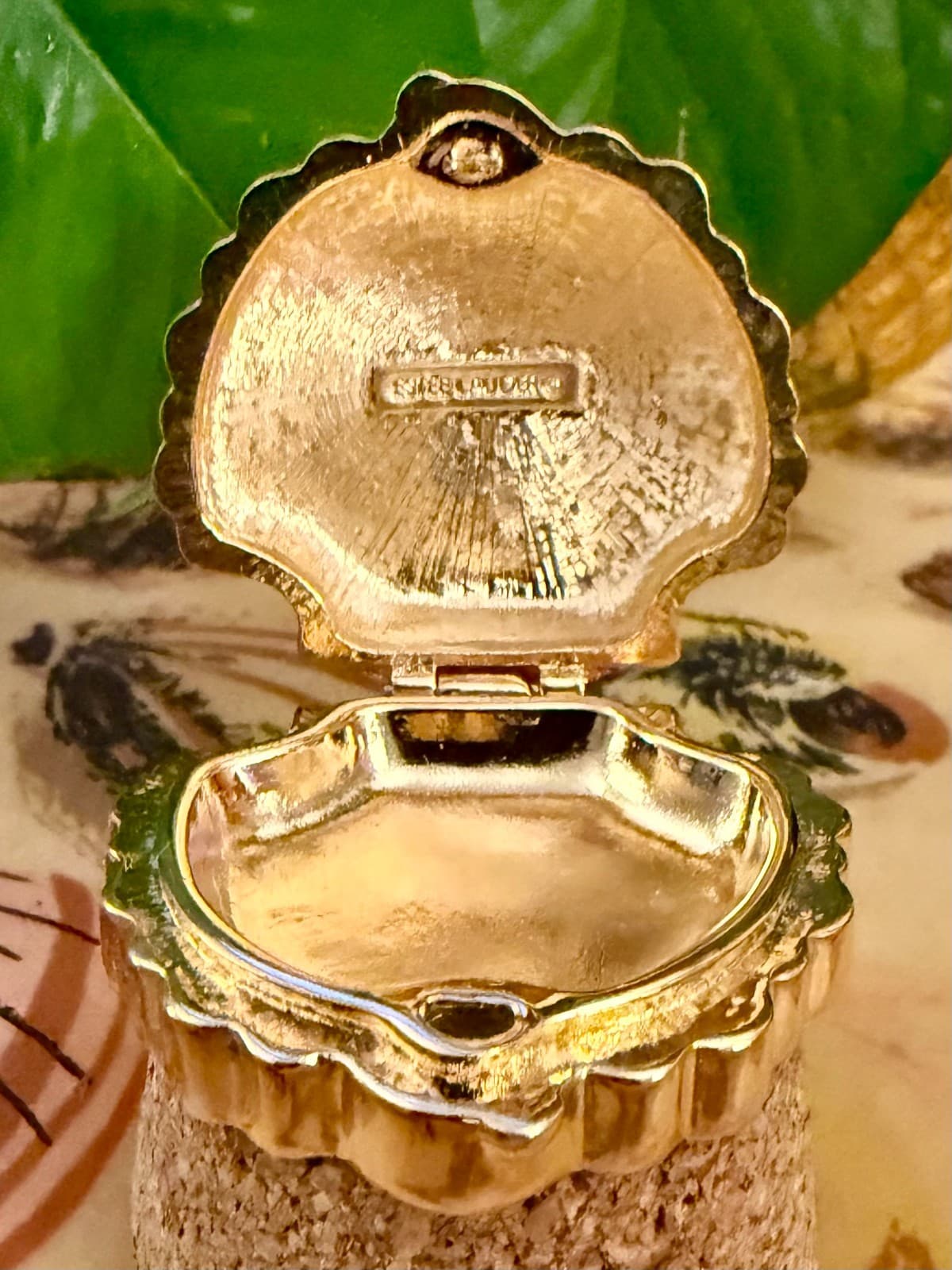 Estee Lauder Gold Tone Scalloped Sea Shell Solid Perfume Compact Vintage 3