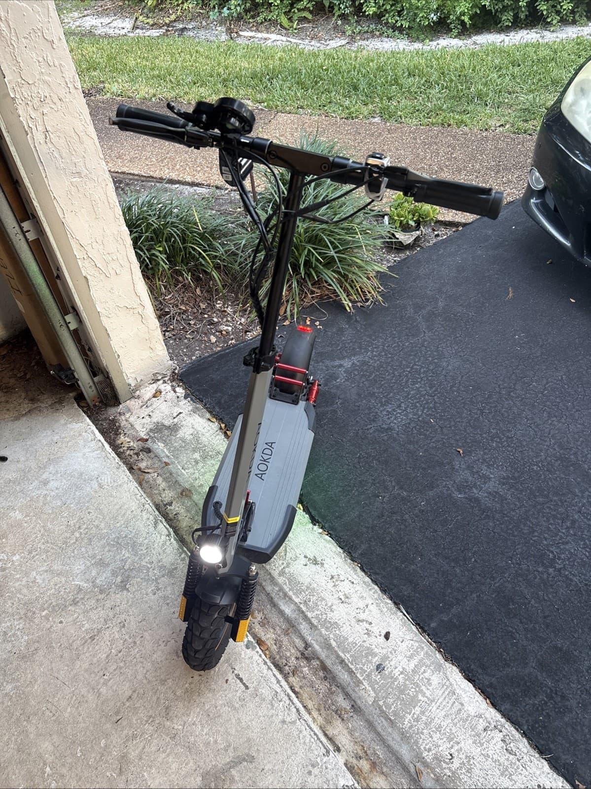 AOKDA Electric Scooter 1000W 30mph. Great Condition However back tire is flat. 3