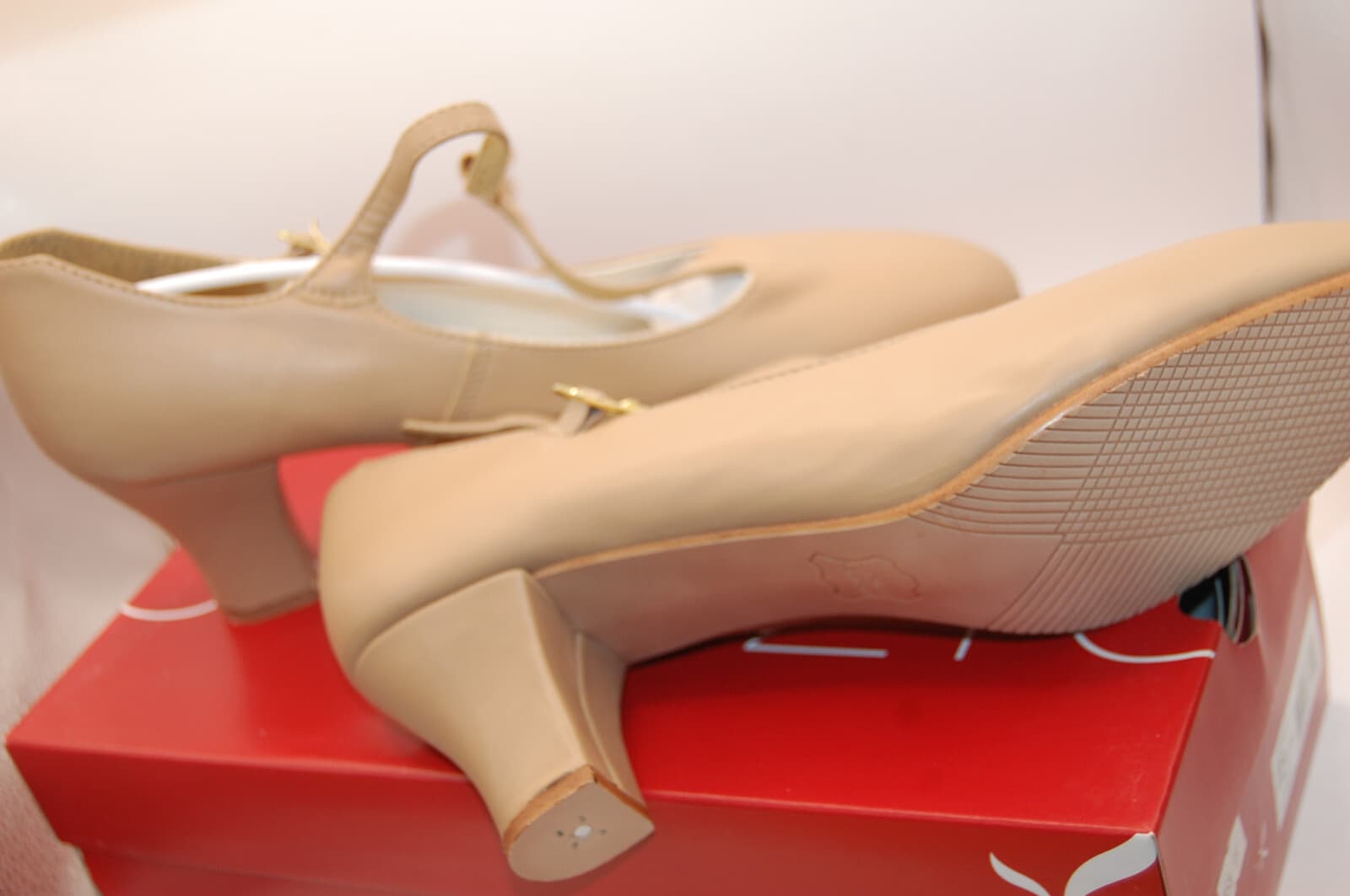 NIB Capezio Jr. Footlight T Character Shoe 750 $58.99 CAR 8 W Wide Not ret